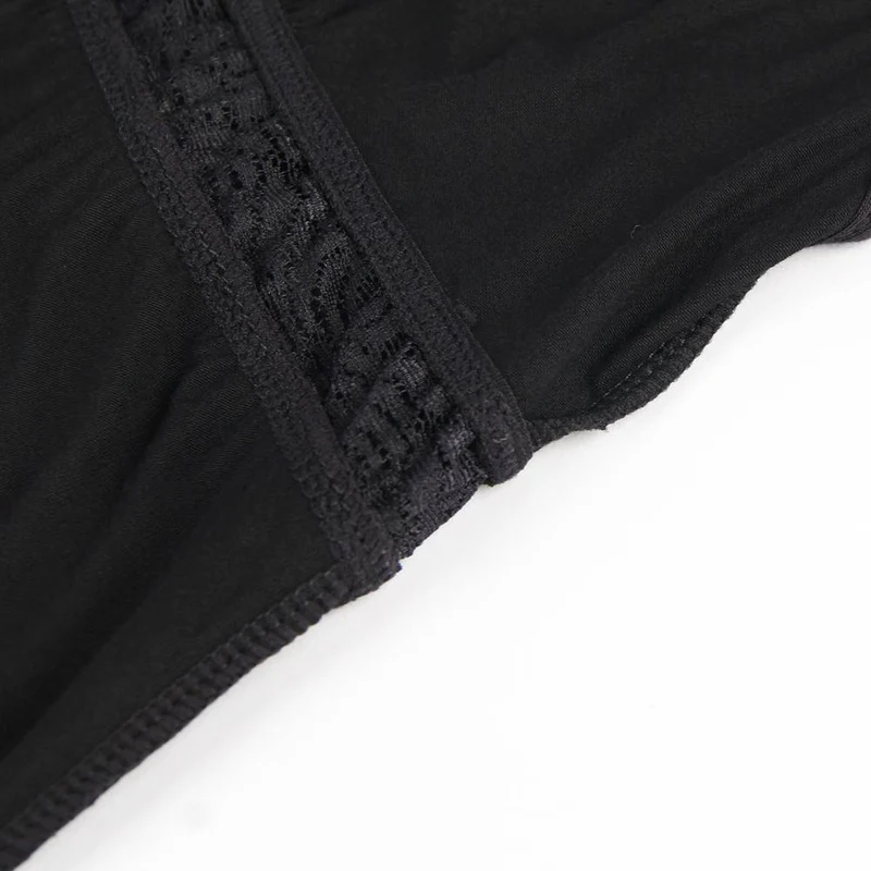 Nachthemd und String-Tanga aus Modal mit tiefem V-Ausschnitt und Spitzenbesatz