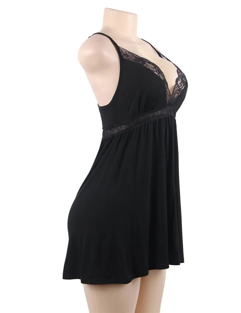 Nachthemd und String-Tanga aus Modal mit tiefem V-Ausschnitt und Spitzenbesatz