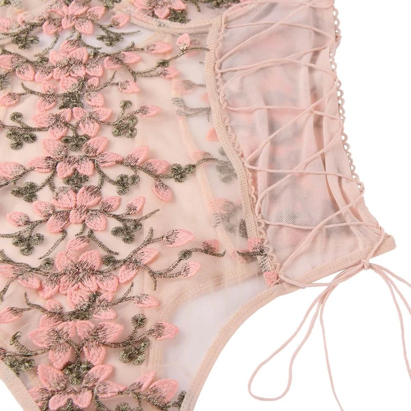 Zartrosa bestickter Mesh-Teddy – mit Bügel-BH, 3D-Stickerei, überkreuzter Taille und verstellbarem Schritt