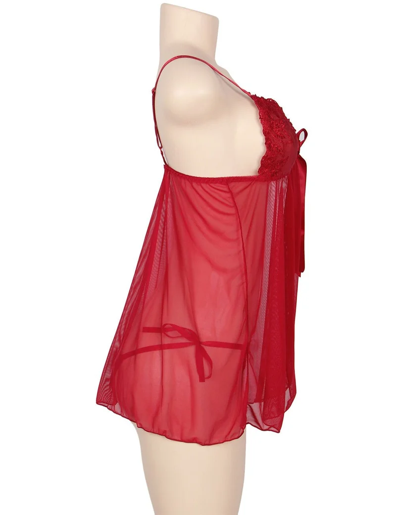 Rotes, transparentes Babydoll aus Mesh – tiefer V-Ausschnitt, 3D-Stickerei, Schlitz vorne und passender String.