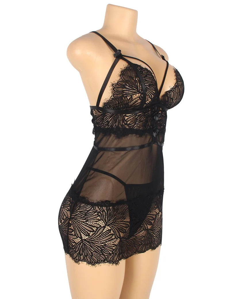 Schwarzes, figurbetontes Babydoll aus Spitze mit verstellbaren Schulterträgern
