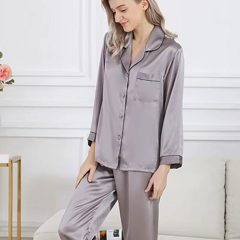 Hellgraues langes Premium-Seidenpyjama-Set