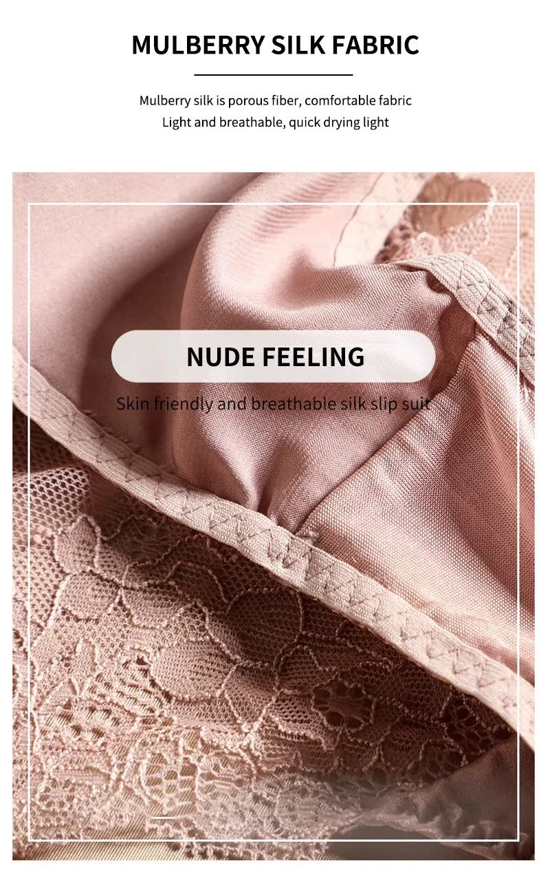 Eleganter, weißer Seidenslip mit französischem Spitzenrand und floralem Muster für weichen Tragekomfort und femininen Luxus im Alltag.