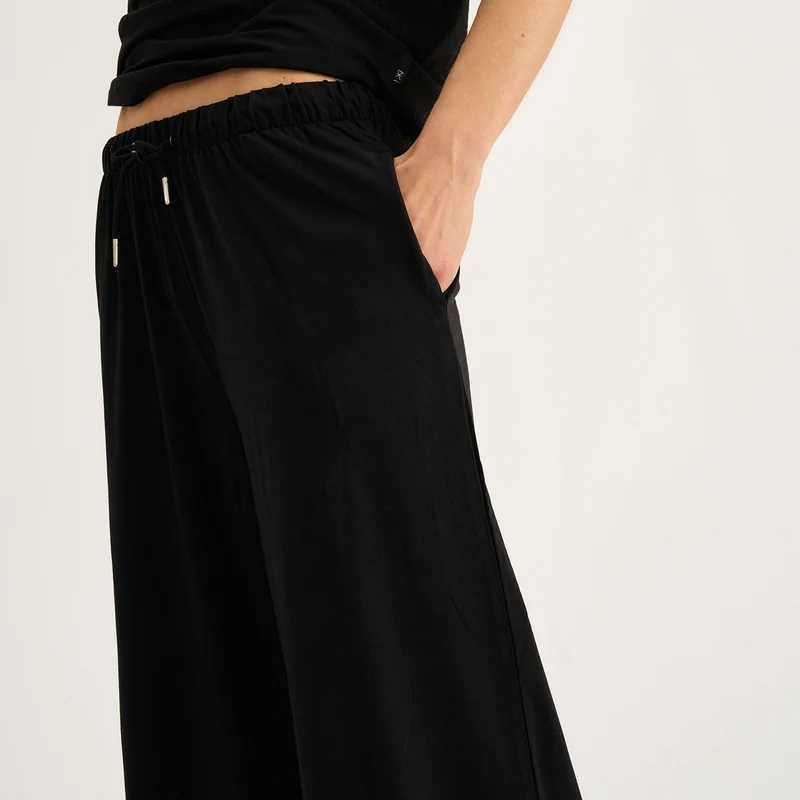Schwarze Hose mit geradem Bein aus Bambus