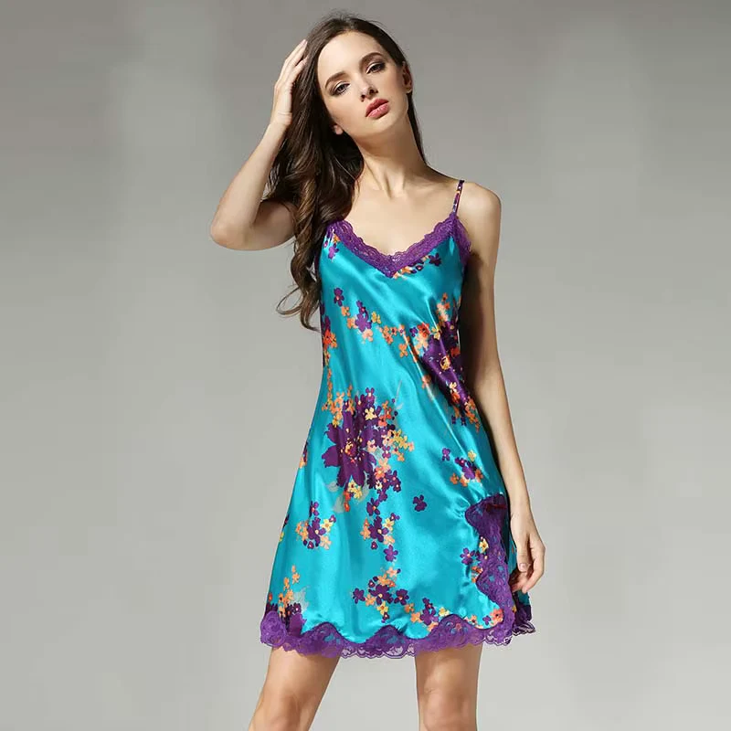 Türkisblauer Pyjama aus echter Seide mit Blumenmuster und Trägern