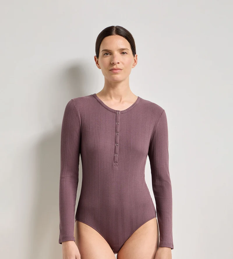 Langärmliges Damen-T-Shirt aus feinem, geripptem Jersey in der Farbe „Mûre nuit“ von Dim x Ines de la Fressange