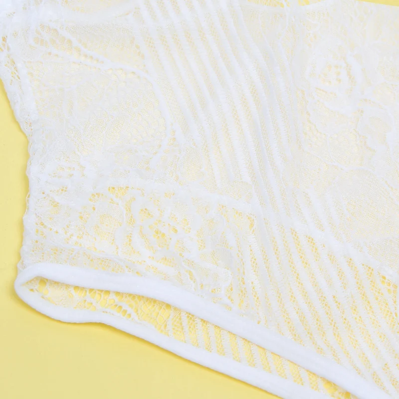 Weißer Spitzen-Mesh-Body – mit Bügeln, Hakenverschluss am Rücken und Cut-Out-Details