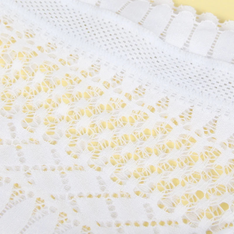 Weißer Spitzenhöschen mit Federn – Nylonspitze mit Baumwollfutter