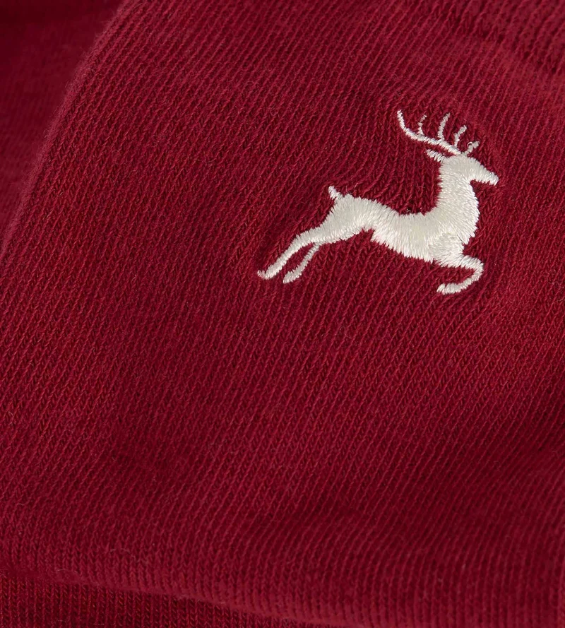 Dunkelrote, halbhohe Herrensocken mit Rentiermotiv von Coton Fancy