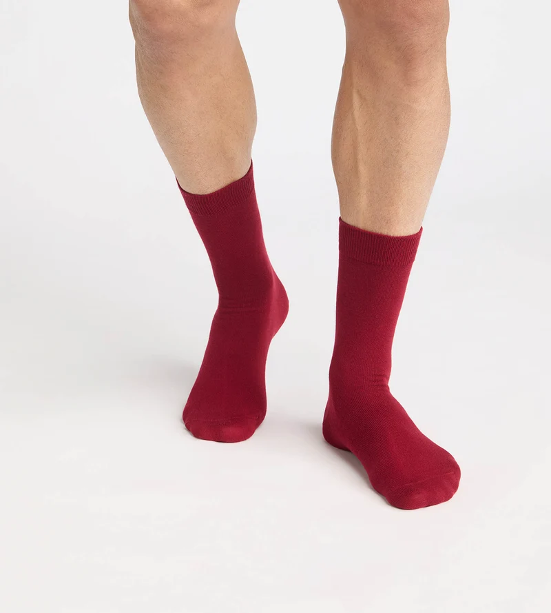 Dunkelrote, halbhohe Herrensocken mit Rentiermotiv von Coton Fancy