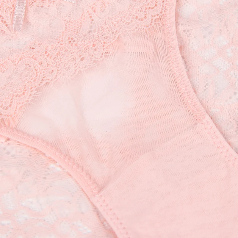 Rosa Spitzen- und Netzhöschen – V-Ausschnitt hinten mit Kreuzstich- und Schleifendetail