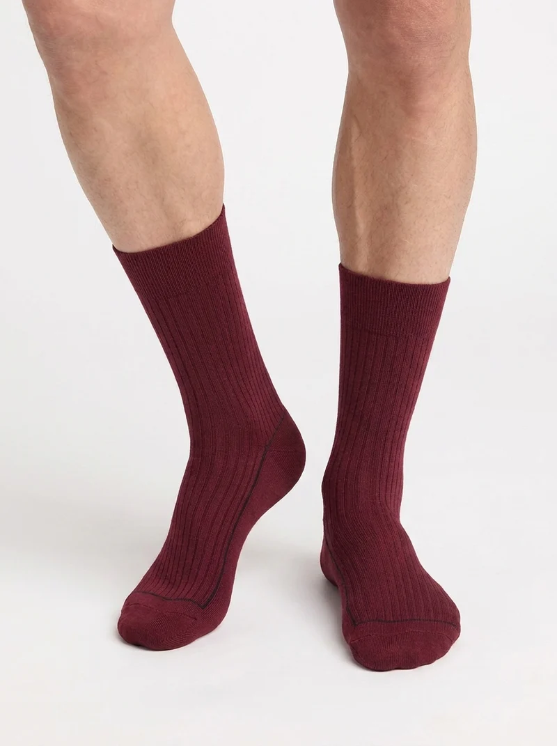 Gerippte Herrensocken aus Baumwolle in Sangria-Rot von La Mode