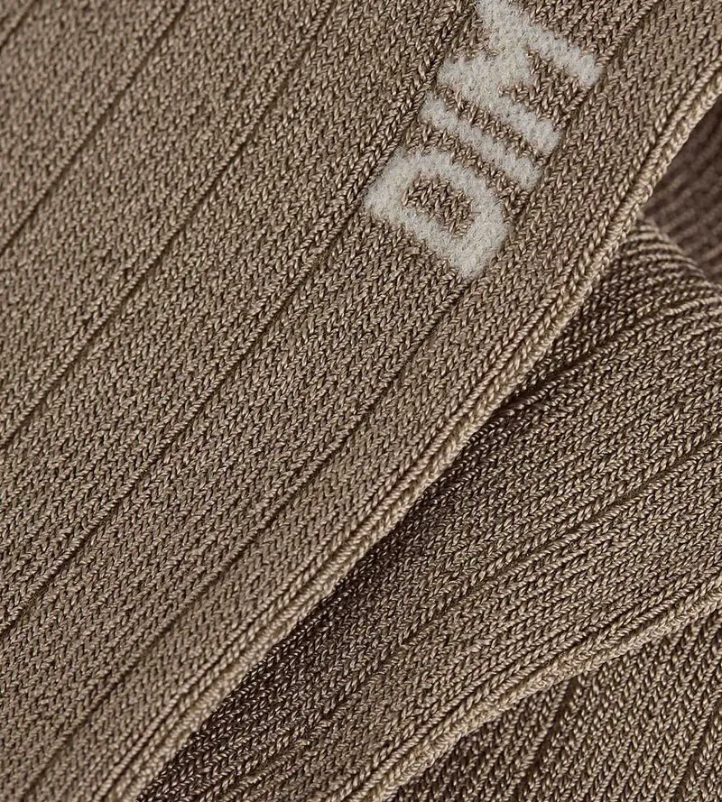 Gerippte, satinierte Damensocken in Goldbeige von La Mode