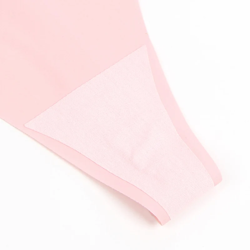 Nahtloser String aus rosa Eisseide – Metallischer Herzverschluss & Zierstreifen