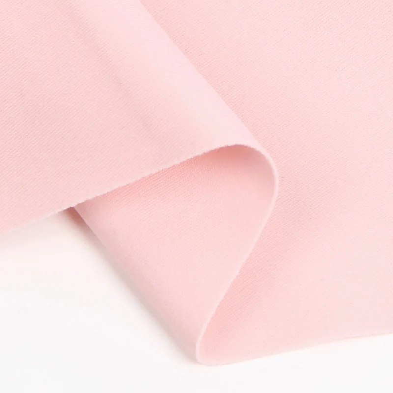 Nahtloser String aus rosa Eisseide – Metallischer Herzverschluss & Zierstreifen