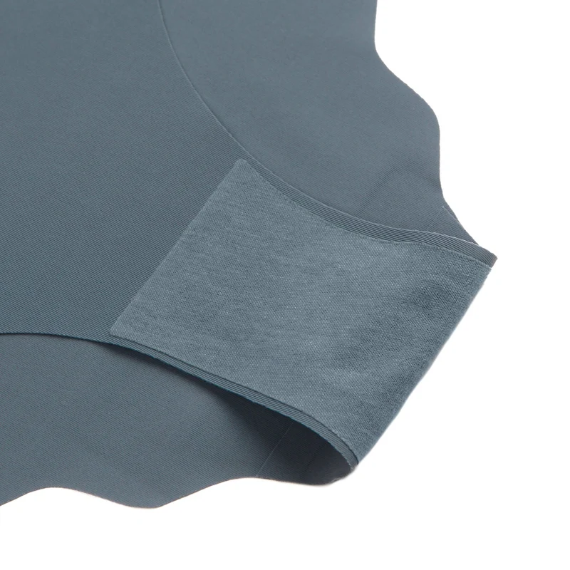 Nahtloser String aus blauer Eisseide – mit wellenförmigem Spitzendetail an der Hüfte und verstellbarem Beinausschnitt
