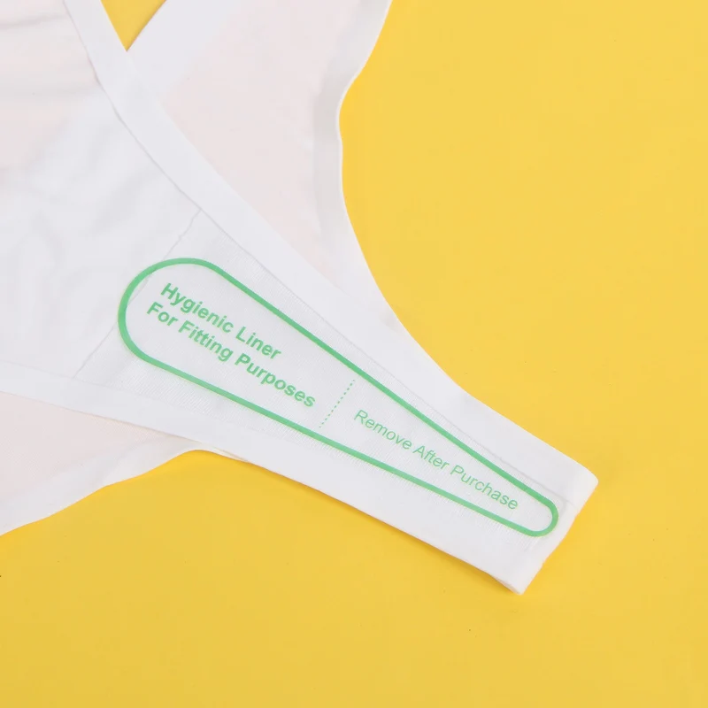 Weißer, nahtloser Triangel-Slip aus hochelastischem Material – niedriger Bund und verstellbarer Beinausschnitt