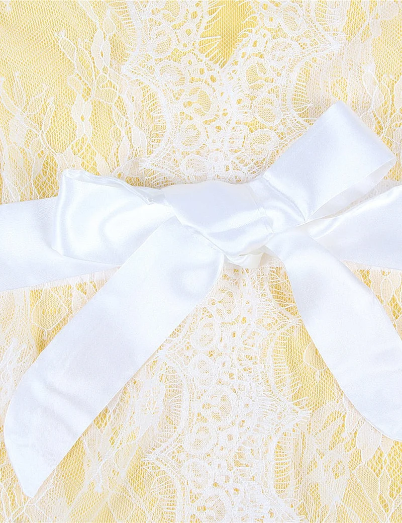 Babydoll aus weißer Wimpernspitze – Weite Ärmel, Knopfleiste, Satinbund und passendes String-Set