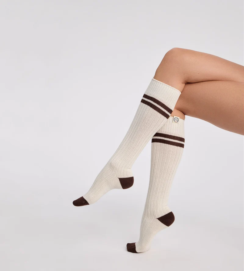 Hohe Socken aus elfenbeinfarbener Baumwolle von DIM x Ines de la Fressange