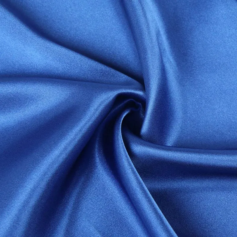 Blaues Nachthemd aus Satin und Spitze mit offener Vorderseite – Rücken und Ärmelbündchen aus Wimpernspitze, innenliegender Bindegürtel
