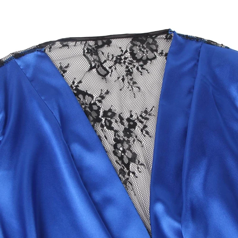 Blaues Nachthemd aus Satin und Spitze mit offener Vorderseite – Rücken und Ärmelbündchen aus Wimpernspitze, innenliegender Bindegürtel