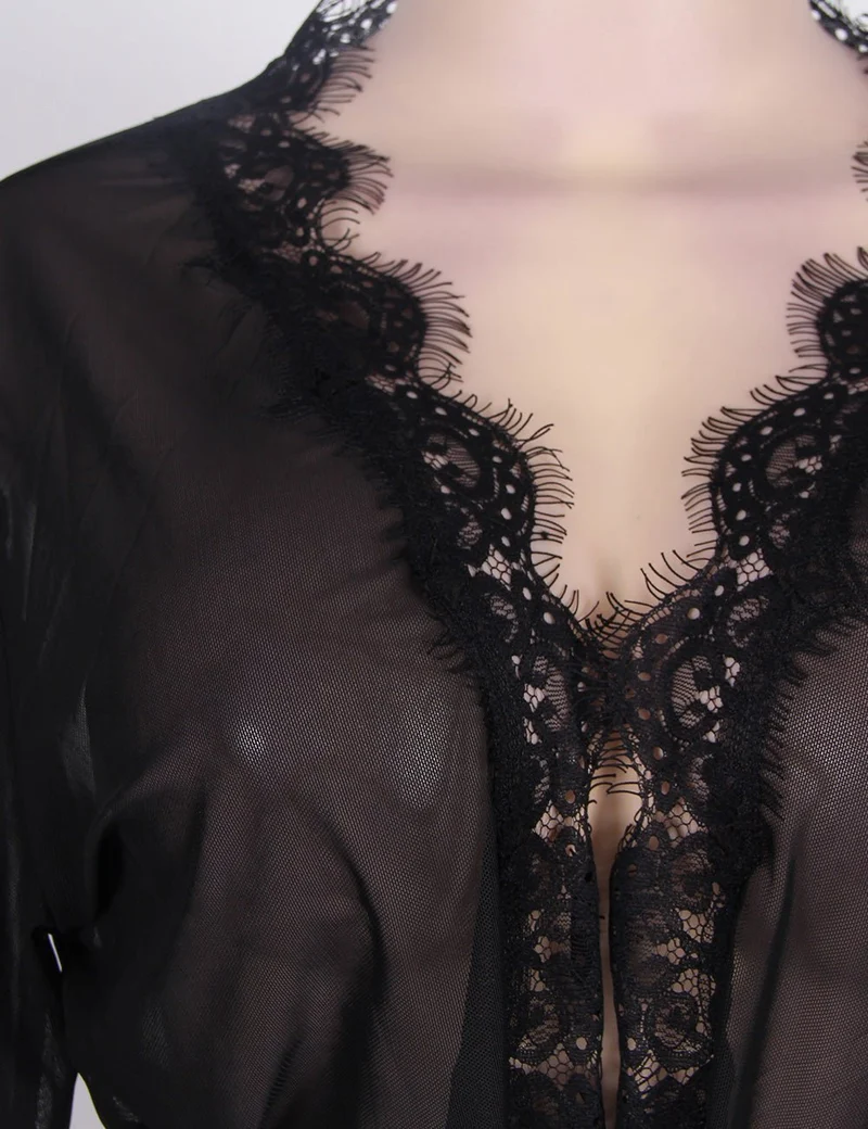 Schwarzer Babydoll-Bademantel aus Netzstoff – lange Ärmel, Spitzenbesatz, Kunstseidengürtel und passender String