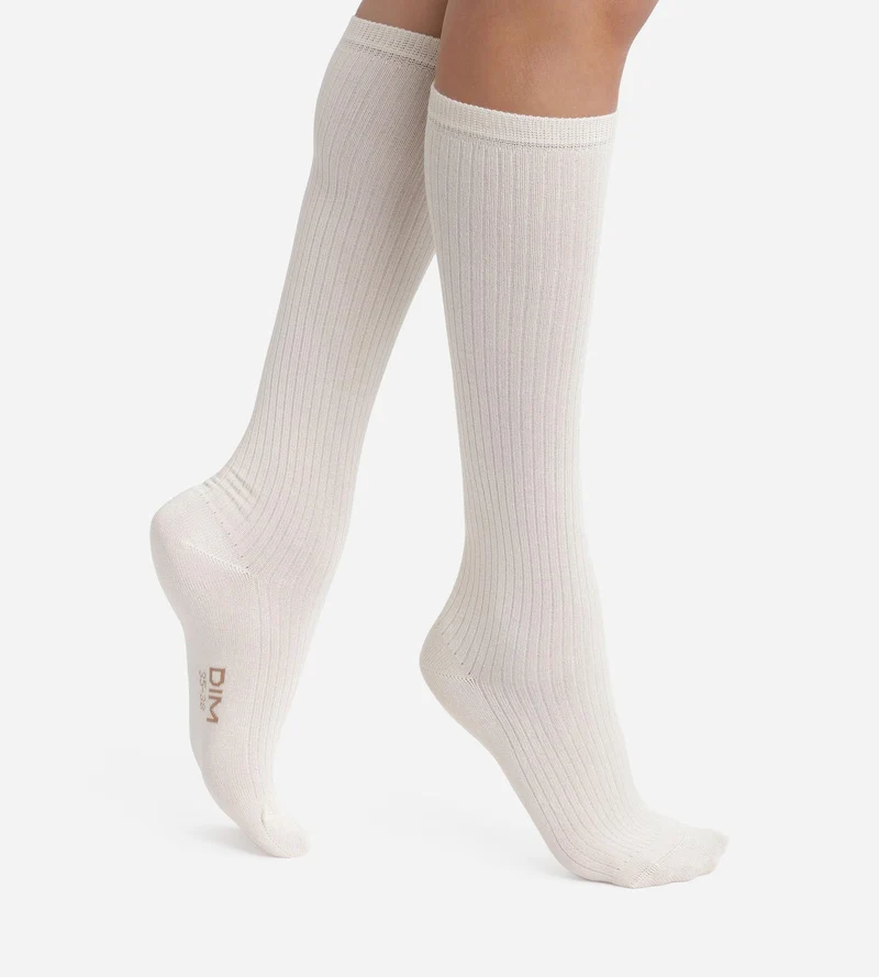 Hohe gerippte Socken aus Baumwolle in Elfenbein Dim Modal