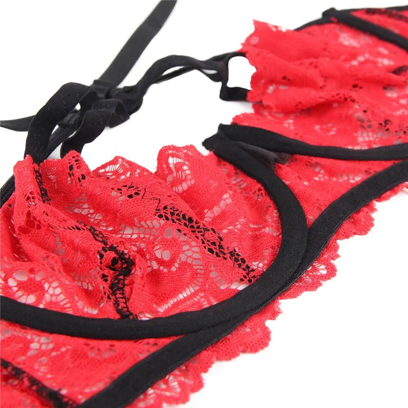 Rotes BH-Set mit 3D-Blumenmuster und Spitze – mit Bügeln, Metallschnallen an den Trägern und Slip mit Rückenausschnitt.