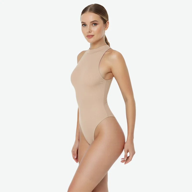 Ärmelloser Body mit String