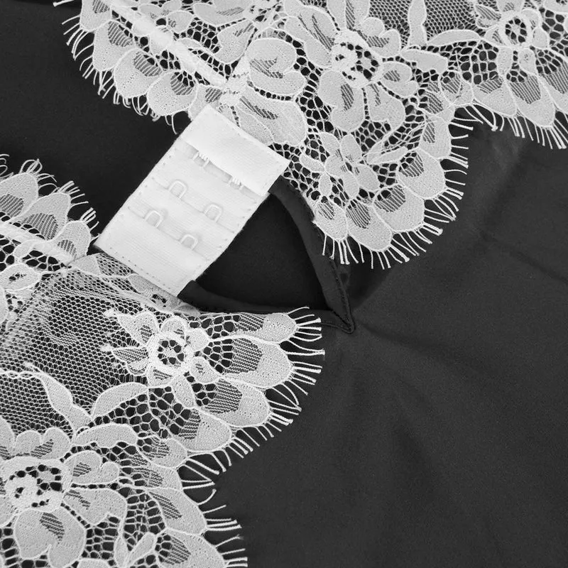 Schwarzer Pyjama-Set aus Imitationsseide mit tiefem V-Ausschnitt, Wimpernspitze und Camisole – offener Rücken mit Verschluss und verstellbaren Trägern
