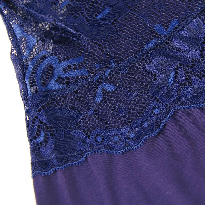 Nachthemd aus hochelastischem Modal in Marineblau mit tiefem V-Ausschnitt – mit Spitzeneinsätzen an Rücken und Seiten, Glockenrock mit Spitzenbesatz und passendem String-Set