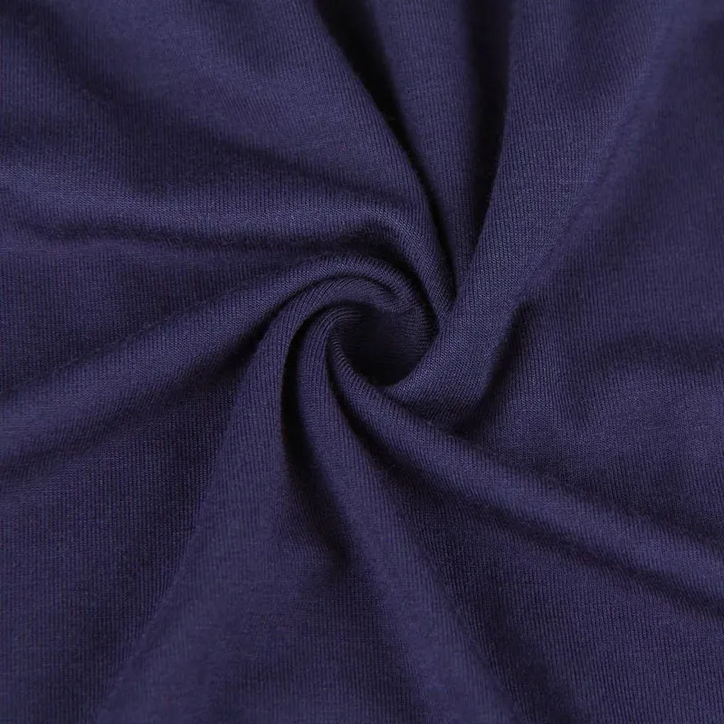 Nachthemd aus hochelastischem Modal in Marineblau mit tiefem V-Ausschnitt – mit Spitzeneinsätzen an Rücken und Seiten, Glockenrock mit Spitzenbesatz und passendem String-Set