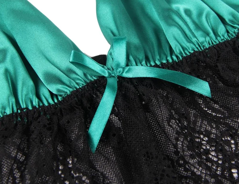 Grüner Pyjama mit Satin-Finish und Spitzenbesatz – Verstellbare Träger mit Knopfverschluss am Rücken