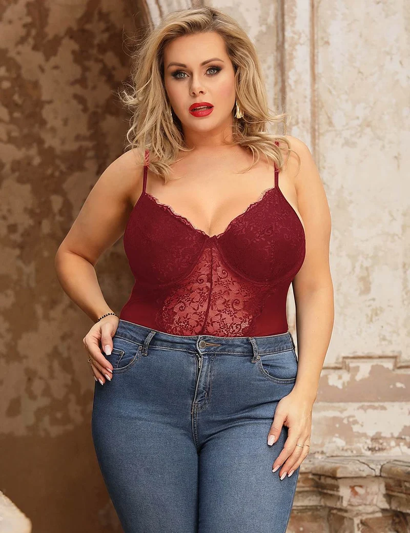 Weinroter Teddy aus Mesh und Spitze – mit Bügel-BH, Wimpernspitzen-Details, offenem Schritt und verstellbaren Trägern