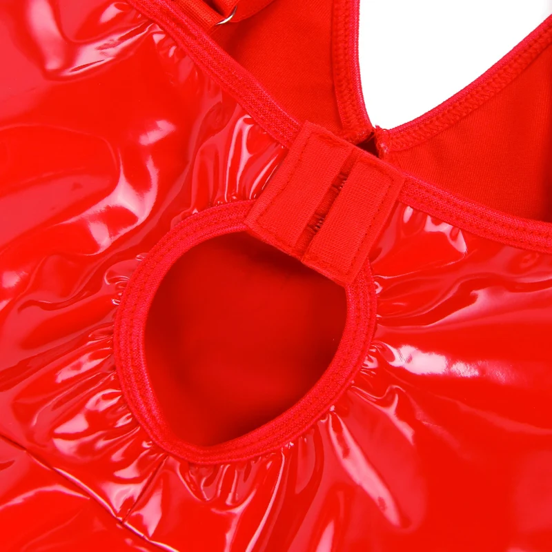 Rotes Lackleder-Neckholder-Nachthemd mit Spiegeleffekt – Tiefer V-Ausschnitt, rückenfreier Cut-out, Knopfleiste am Rücken und abnehmbarer Halsring