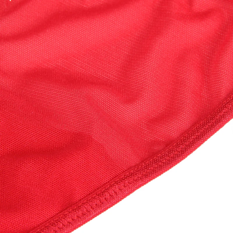 Roter Netz-G-String mit diamantbesetztem Kettenrücken.