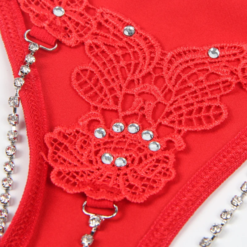 Roter, blumenbestickter G-String mit Strasskette