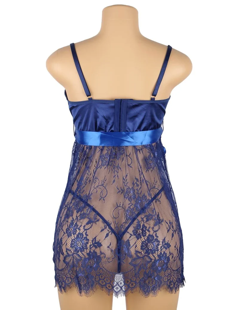Babydoll aus blauer Wimpernspitze – Gepolsterte Cups, Schleifengürtel in der Taille, Wellensaum & String