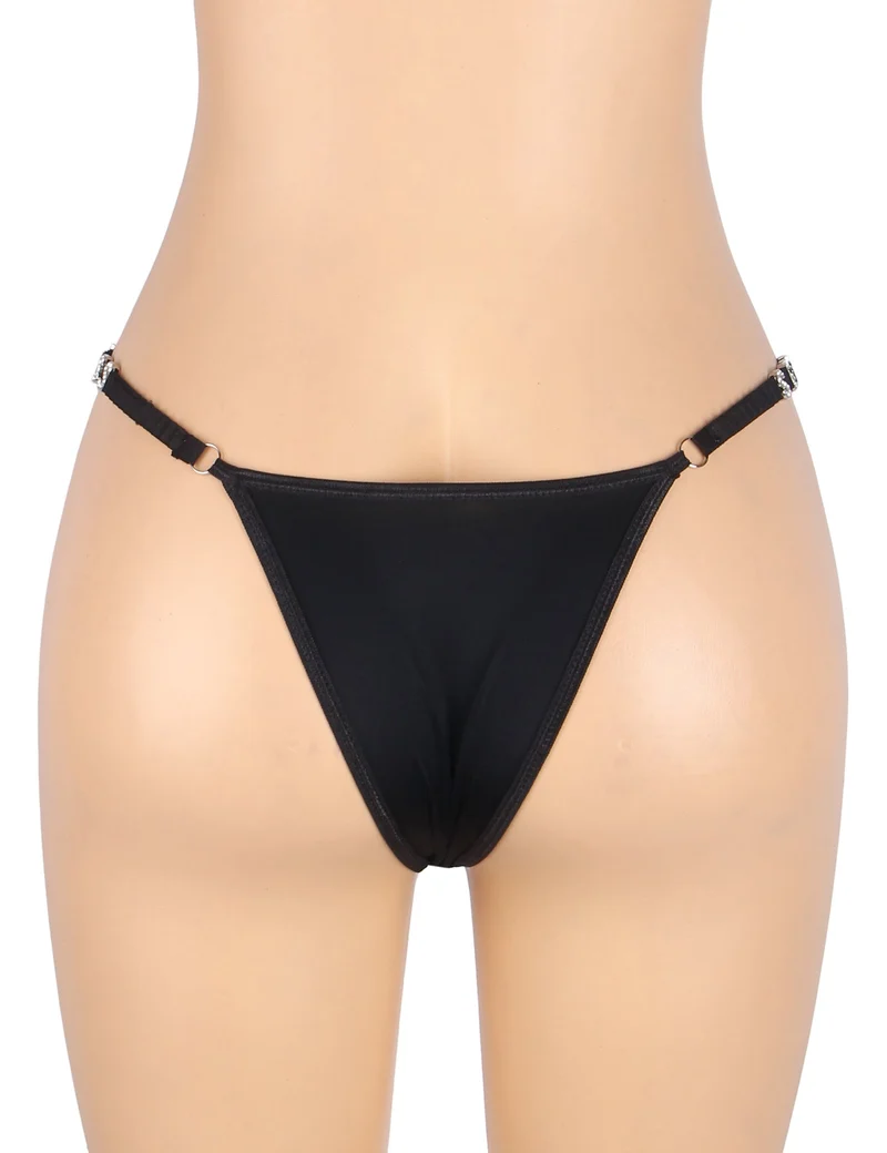 Schwarzer String-Tanga mit Strassbuchstaben am Bund.