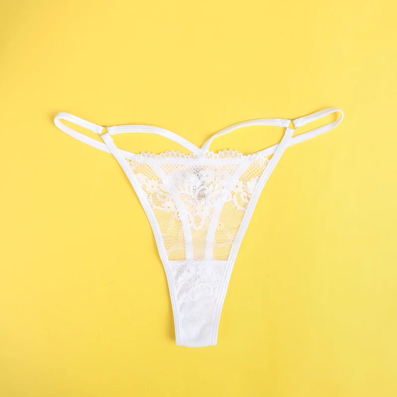 Weißer Spitzen-Tanga mit Cut-Outs und Metallring am Bund