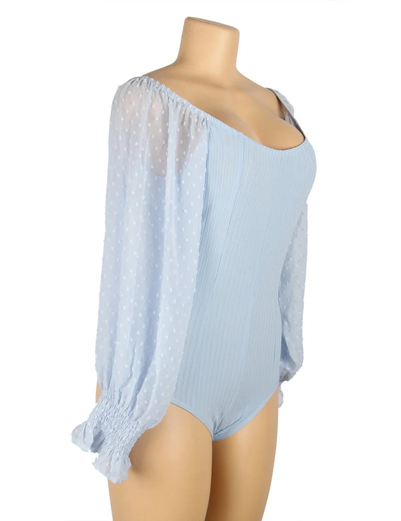 Hellblauer One-Shoulder-Body – Chiffon-Puffärmel & Schnallenverschluss im Schritt