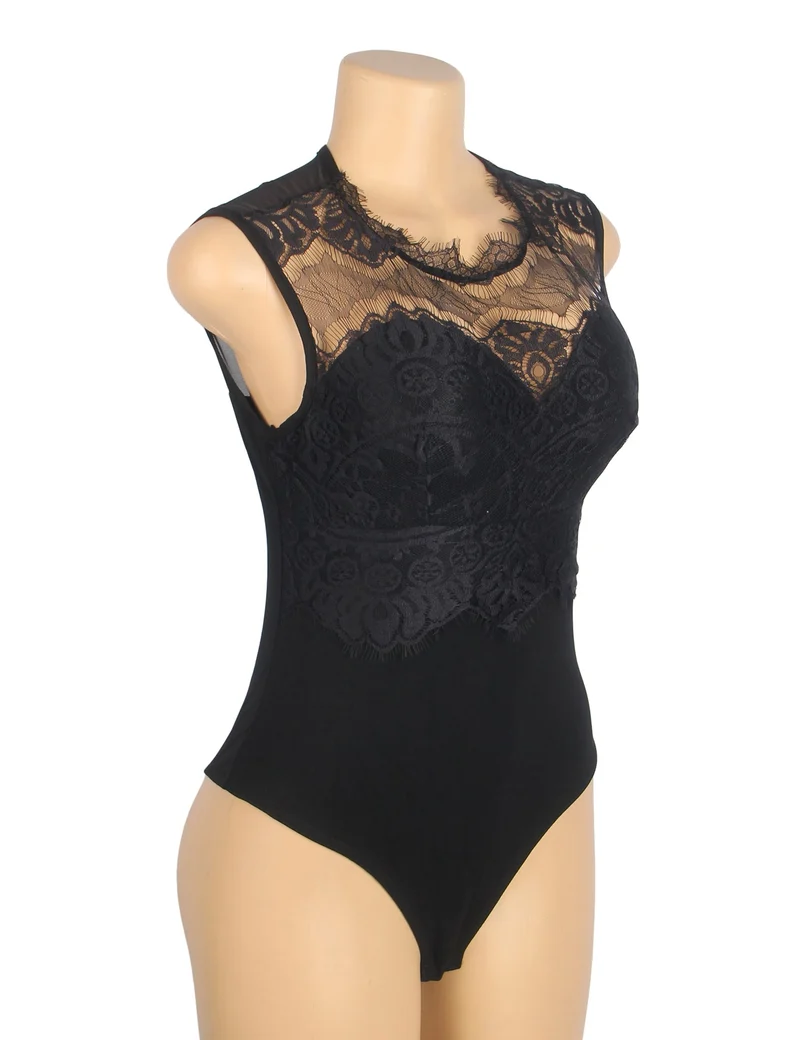 Schwarzer ärmelloser Body – Brustpartie mit Wimpernspitze, Rückenpartie mit Perlmuttknöpfen und Netzgewebe.