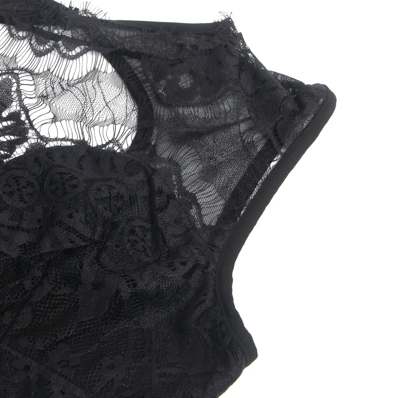 Schwarzer ärmelloser Body – Brustpartie mit Wimpernspitze, Rückenpartie mit Perlmuttknöpfen und Netzgewebe.