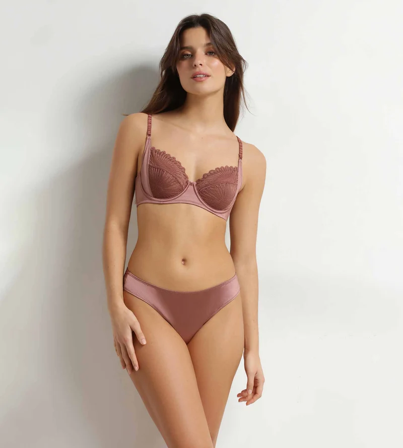 Brasilianischer Slip für Damen aus Satin und floraler Spitze in Braun Chocolove