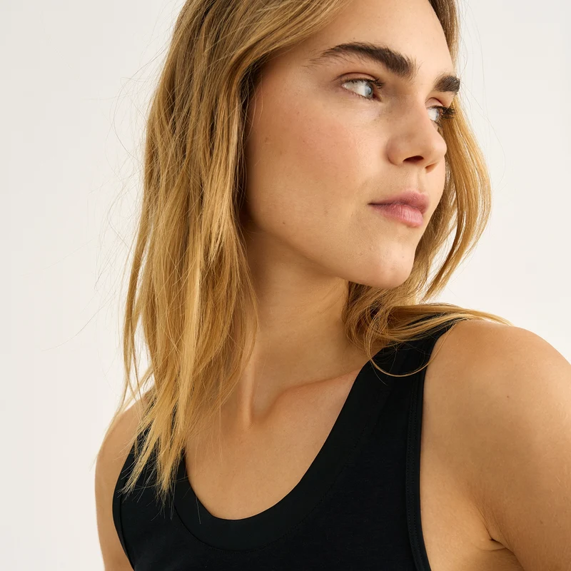Schwarzes Bambus-Tanktop mit breiten Trägern