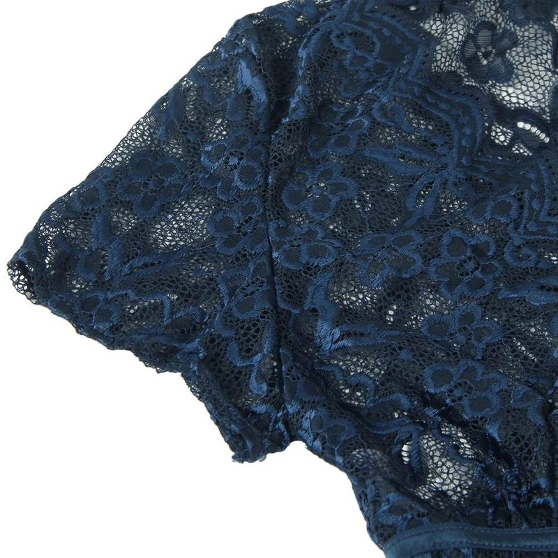 Set aus dunkelblauem, glänzendem Spitzen-Crop-BH mit tiefem V-Ausschnitt und hochgeschnittenem Höschen