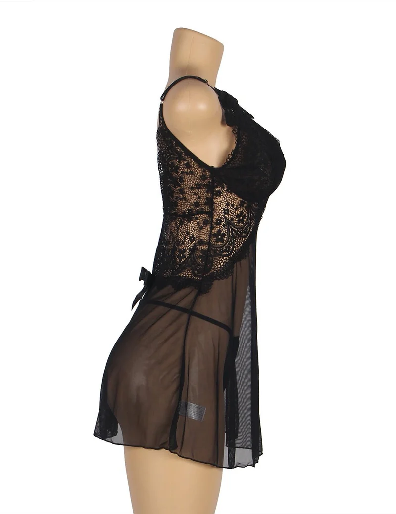 Schwarzes Babydoll aus Mesh mit tiefem V-Ausschnitt, Spitzendetails, wasserlöslichen Blumenträgern und passendem String-Set