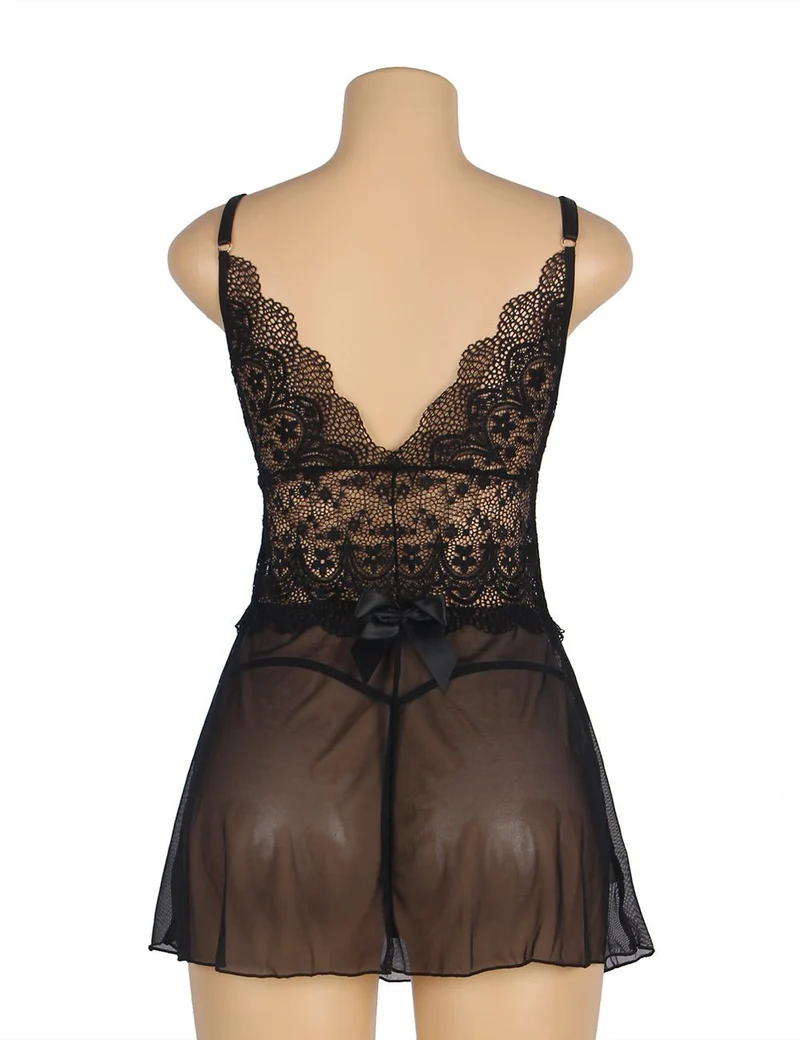 Schwarzes Babydoll aus Mesh mit tiefem V-Ausschnitt, Spitzendetails, wasserlöslichen Blumenträgern und passendem String-Set
