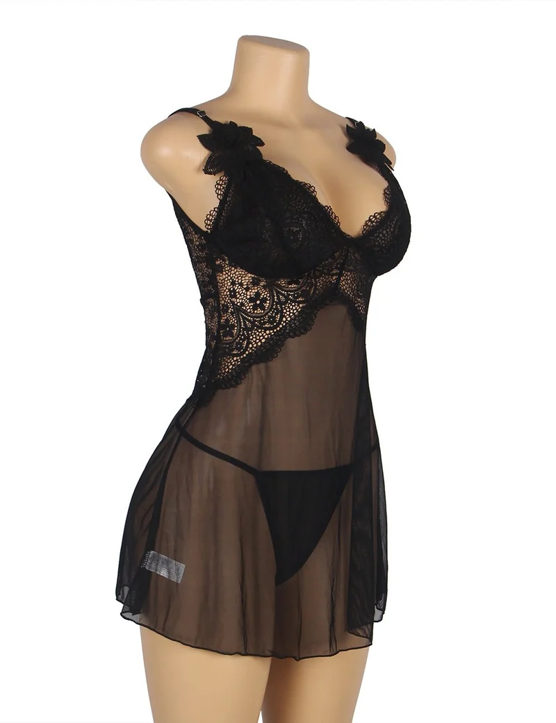 Schwarzes Babydoll aus Mesh mit tiefem V-Ausschnitt, Spitzendetails, wasserlöslichen Blumenträgern und passendem String-Set