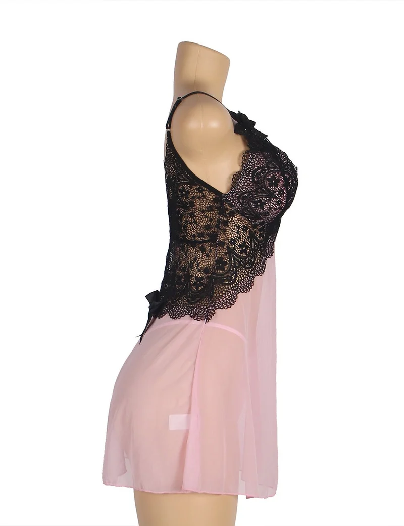 Rosa Babydoll aus Mesh mit tiefem V-Ausschnitt, Spitzendetails, wasserlöslichen Blumenträgern und passendem String-Set